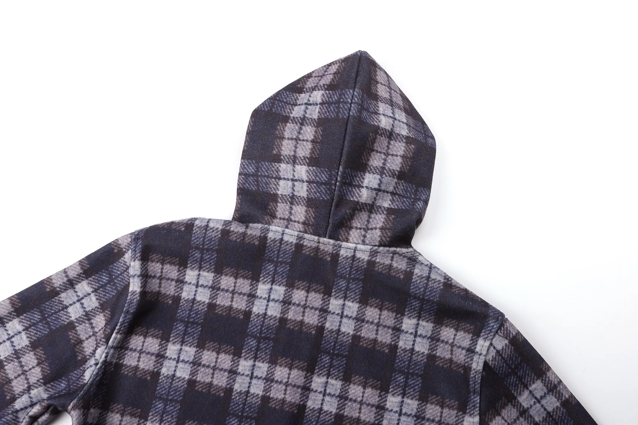 🅿️560 1v 25SS plaid gradient wool blend hooded sweatshirt The original version was purchased for RMB 15,100 and developed. The fabric is made of wool blended nylon. This hooded sweatshirt uses splicing technology to create a layered texture: the upper part is made of wool blended fabric to create a blue-gray plaid pattern, and is pre-shrunk to ensure a stable shape; the lower part and sleeves use digital printing technology to present a gradient Monogram dark pattern, and the ink penetrates the fiber to achieve high color fastness. The hood has a built-in invisible lining to enhance stiffness, and the drawstring is made of wear-resistant nylon rope with a metal bell for smooth pulling. The front kangaroo pocket is made of welted bag technology, and the edge of the bag mouth is reinforced with double stitching. The cuffs and hem are made of ribbed knitted fabric, and the elastic hemming fits the body shape. The seams throughout the garment are high-strength stitches of the same color. Precision sewing with 12 stitches every 3cm improves durability. The overall craftsmanship takes into account both visual details and practical durability. The overall wiring is straight and delicate, the fabric is comfortable and soft, and the color is consistent without color difference. It can be matched with the same style to create a fashionable look and control various occasions. Customized accessories, complete with three standards, the same style for men and women. Size:S-M-L-XL